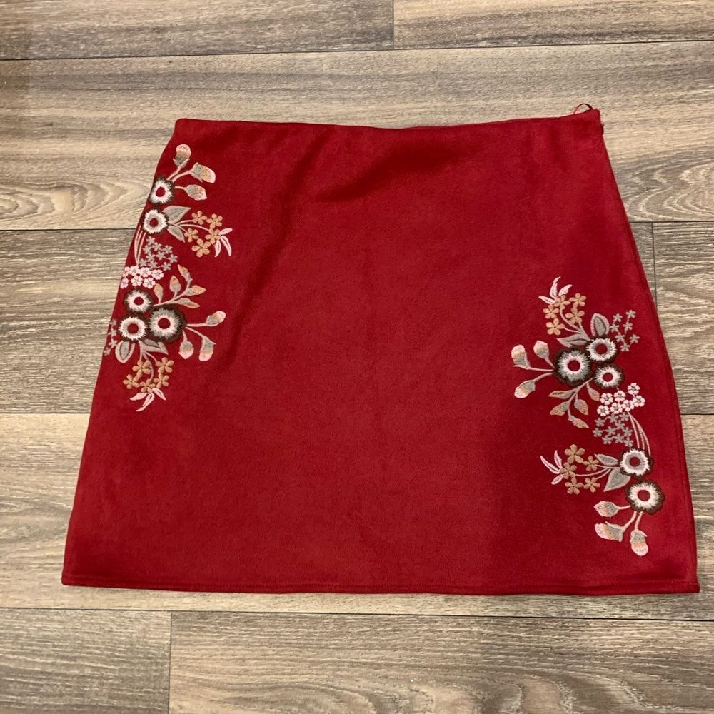 Francesca’s Mi Ami Women’s mini skirt.  Size: L.  Micro fiber, soft! Embroidery